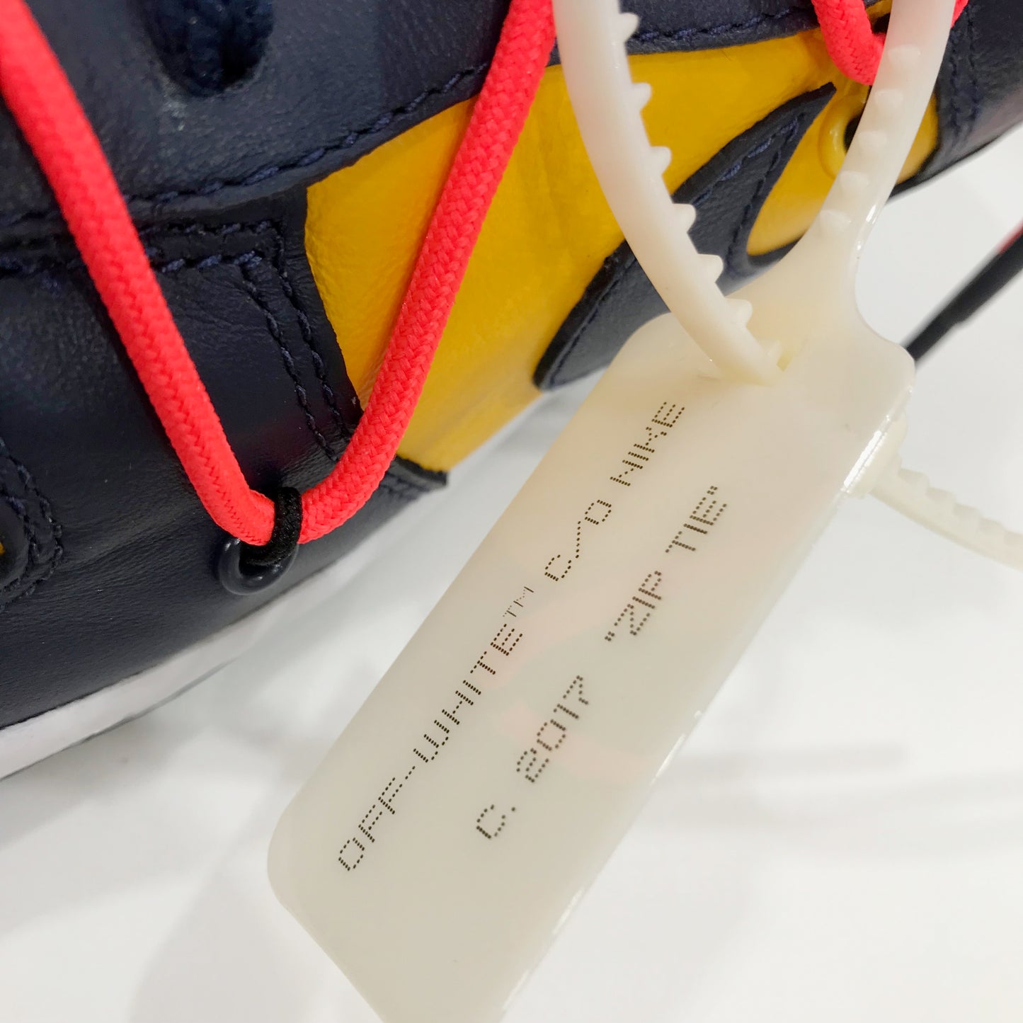 Off-White x Nike Dunk Low 'University Gold' - US9