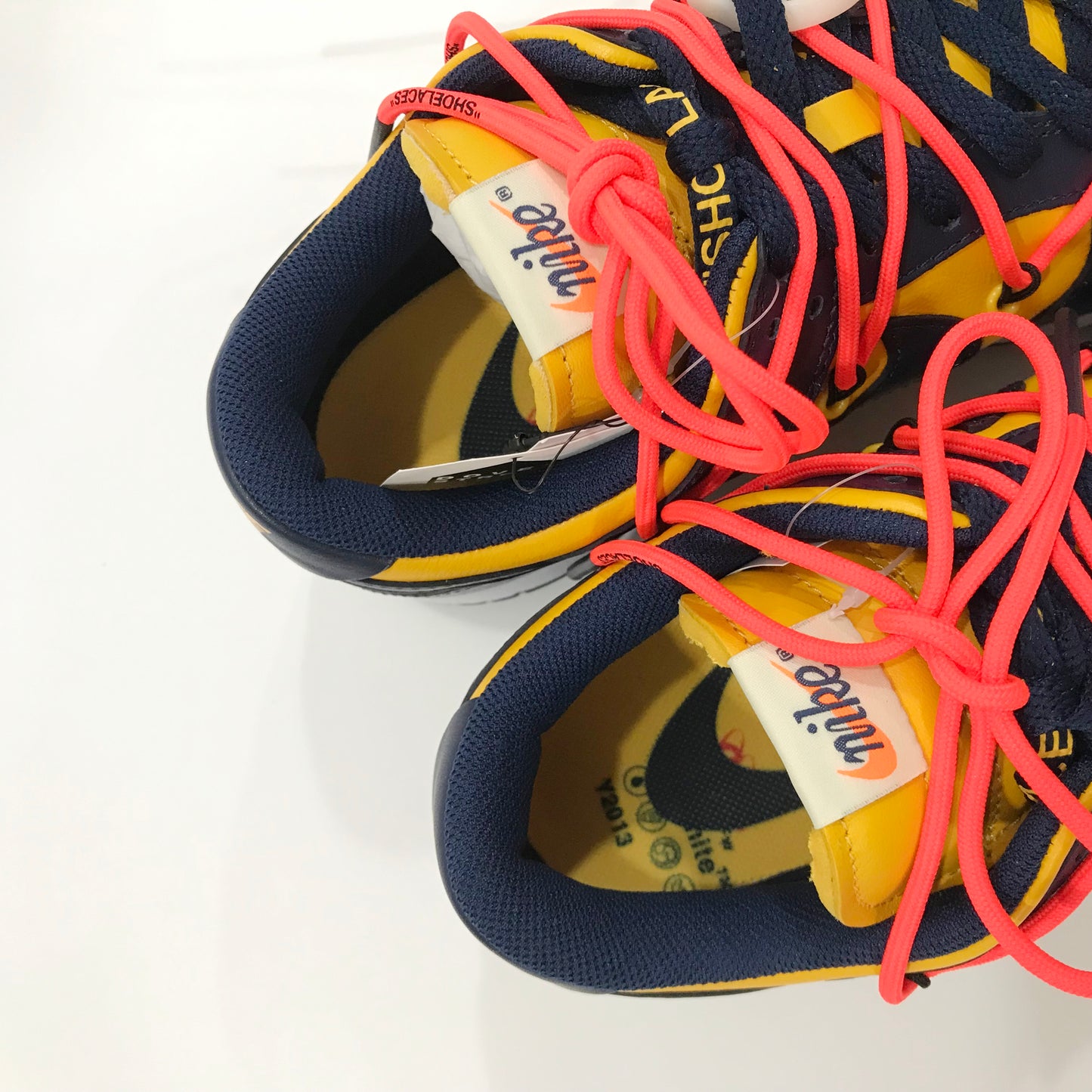 Off-White x Nike Dunk Low 'University Gold' - US9